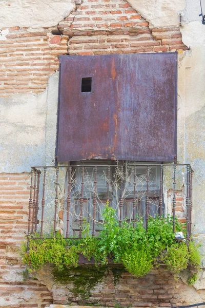 Finestra in facciata vecchia e sbucciante — Foto Stock