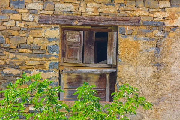 Finestre in vecchia casa di pietra — Foto Stock