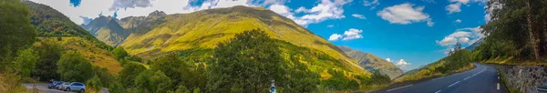Wunderschöne Berglandschaft in der Nähe des Pyrenäen-Dorfes — Stockfoto