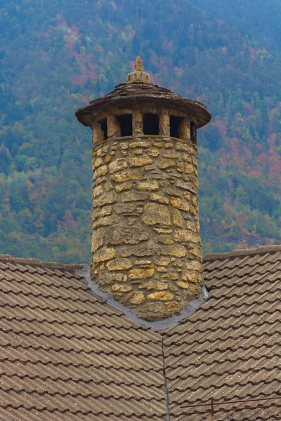 Camino in pietra sulla casa sul tetto — Foto Stock