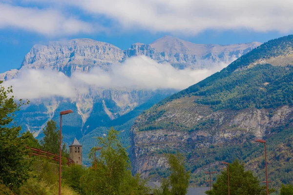 Villaggio di Torla Ordesa, con Monte Perdido alle spalle a Huesca, Sp — Foto Stock