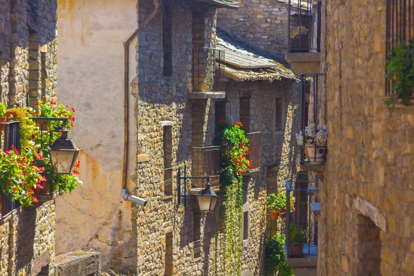 Середньовічні села Ainsa Піренеїв з красивою кам'яною будино — стокове фото