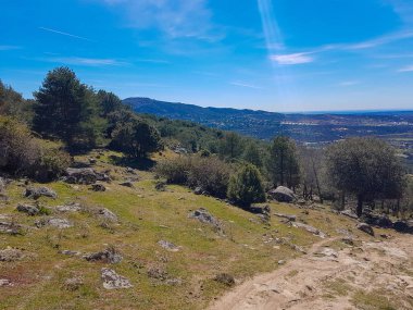 Küçük toprak yol bir dağ yoluyla