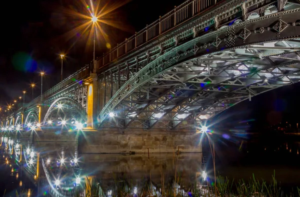 Blick auf beleuchtete Brücke über den Tormes-Fluss in Salamanca, s — Stockfoto