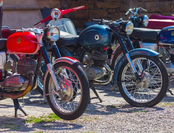 AINSA 10 septiembre 2017: exposición de motos antiguas, restaurada —  Fotos de Stock