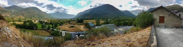 Vackert landskap i bergen nära Pyrenéerna byn A — Stockfoto