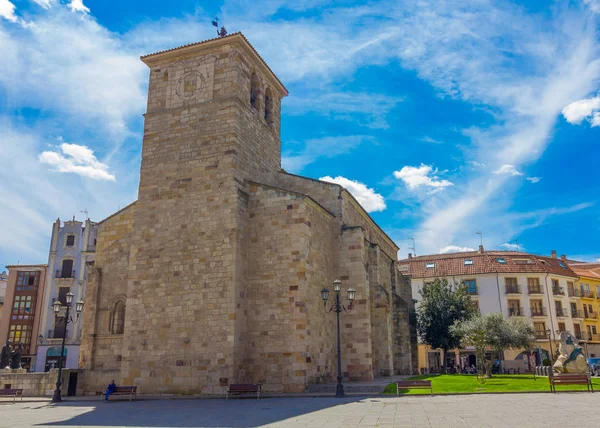 Edificio de la iglesia católica típica del norte de España —  Fotos de Stock