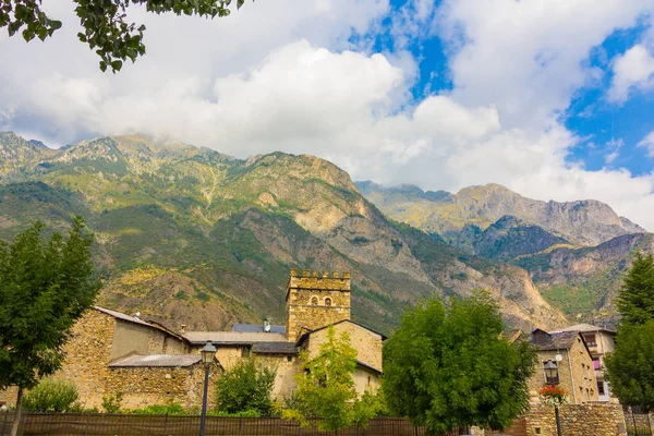 Villaggio di Torla Ordesa, con Monte Perdido alle spalle a Huesca, Sp — Foto Stock