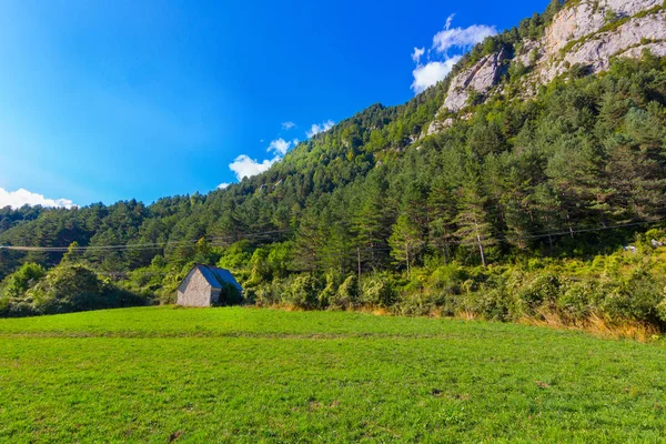 Case solitarie nelle montagne del parco naturale di Ordesa h — Foto Stock