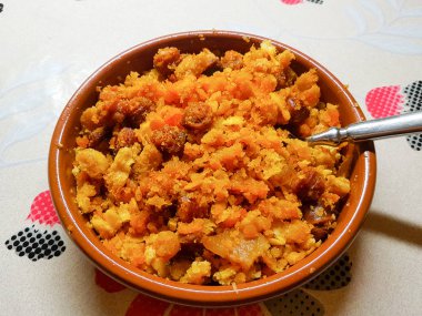 Migas chorizo ile tipik İspanyol yemeği
