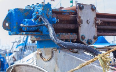 Bir teknede balık ağlarına işlemek için motorları