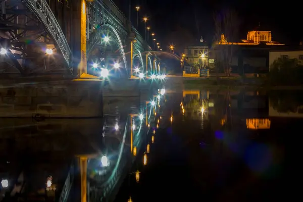 Blick auf beleuchtete Brücke über den Tormes-Fluss in Salamanca, s — Stockfoto