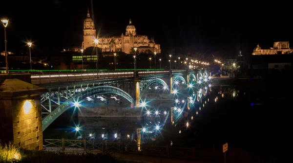 Blick auf die Kathedrale von Salamanca spiegelt sich im Fluss bei nig — Stockfoto