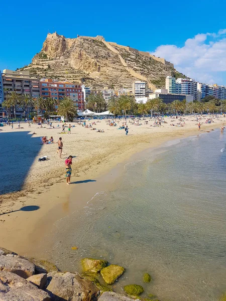 Alicante 10 Abril 2017: Praia do postiguet com o Castelo o — Fotografia de Stock