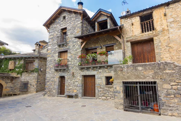 A Pireneusok huesca, spai magas hegyi falu házai — Stock Fotó