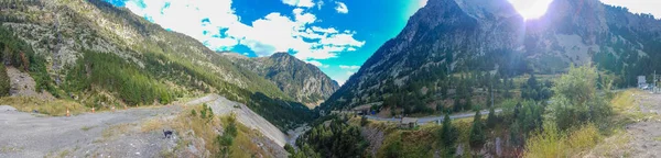 Gyönyörű táj, a hegyek közelében a Pyrenees falu A — Stock Fotó