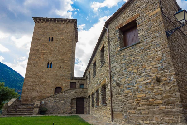 Pueblo de montaña de Torla Ordesa, Huesca, España — Foto de Stock