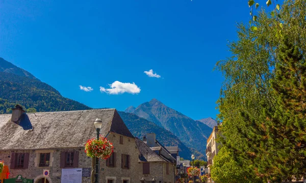 Typické vysoké horské domy ve vesnici ve francouzských Pyrenejích — Stock fotografie