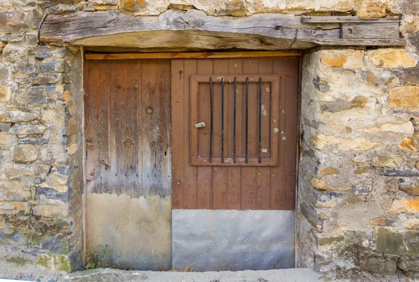 Porta in una vecchia facciata in pietra — Foto Stock