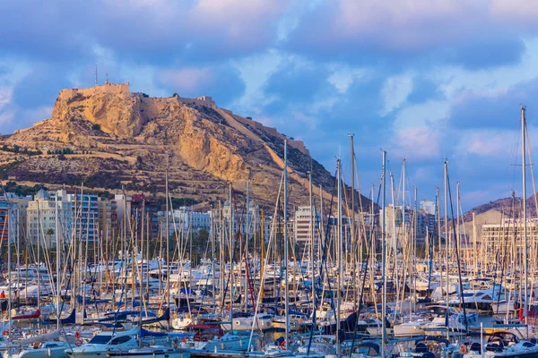 Marina e castello di Santa Barbara ad Alicante, Spagna — Foto Stock