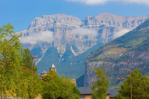 Villaggio di Torla Ordesa, con Monte Perdido alle spalle a Huesca, Sp — Foto Stock