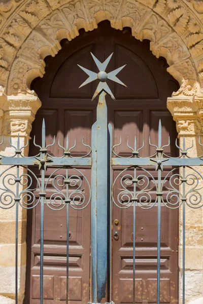 Кованые железные ворота с красивыми формами и орнаментами — стоковое фото