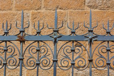 Ferforje kapı güzel şekiller ve süs eşyaları ile