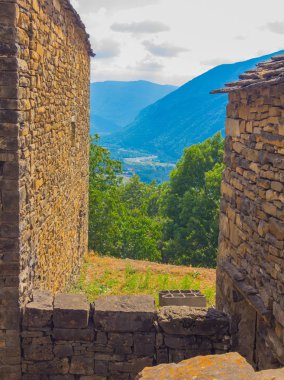 Huesca, spai pyrenees köylerde yüksek dağ evleri