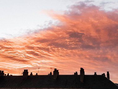 Kırmızımsı günbatımı bulutlara