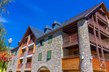 Fransızca Pyrenees bir köyde tipik yüksek dağ evleri