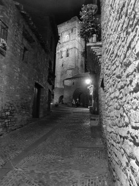 Ortaçağ Köyü Pyrenees Ainsa, İspanya