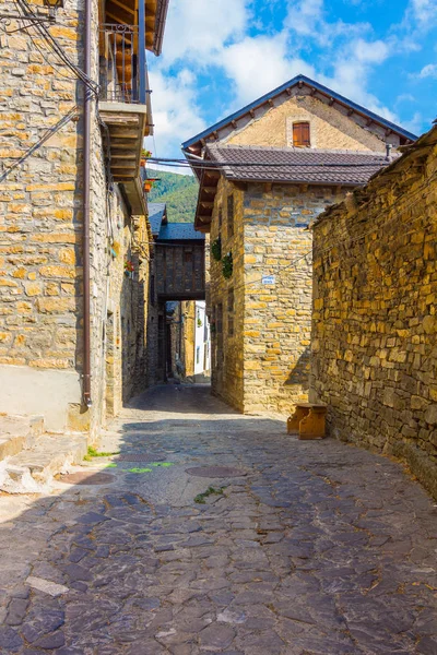 Ainsa 中世纪村庄的美丽石头小时与比利牛斯 — 图库照片