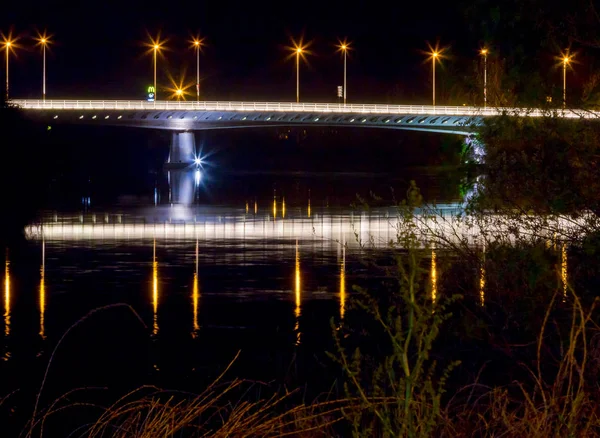 Salamanca, S Tormes Nehri üzerinde ışıklı köprü görünümü