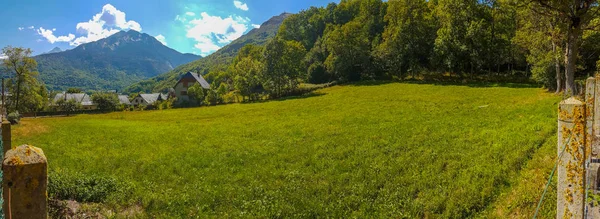 Vackert landskap i bergen nära Pyrenéerna byn A — Stockfoto