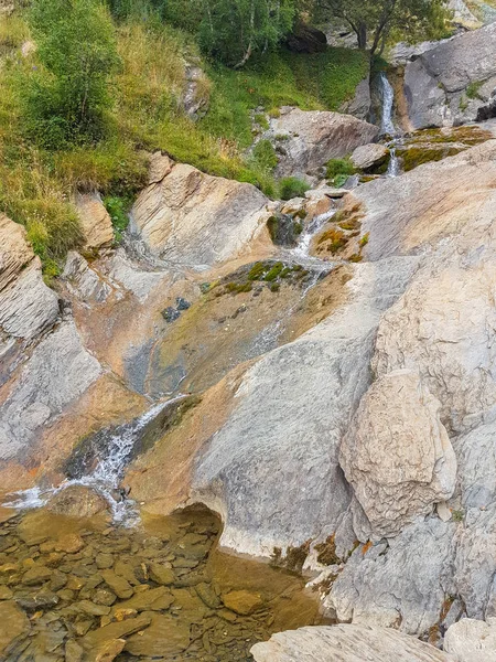 Маленький ручей в горах Пиренеев — стоковое фото