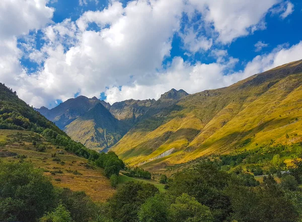 Красивий краєвид гір біля села Піренеях A — стокове фото