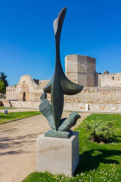 Esculturas modernistas en el parque que rodea el Castillo de Zam — Foto de Stock