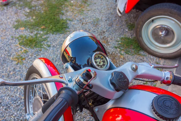 Старый руль мотоцикла — стоковое фото