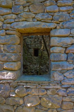 eski taş ev içinde pencere eşiği