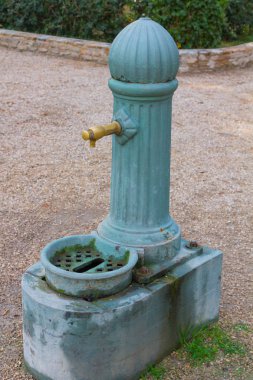 Parkta su içmek için çeşme