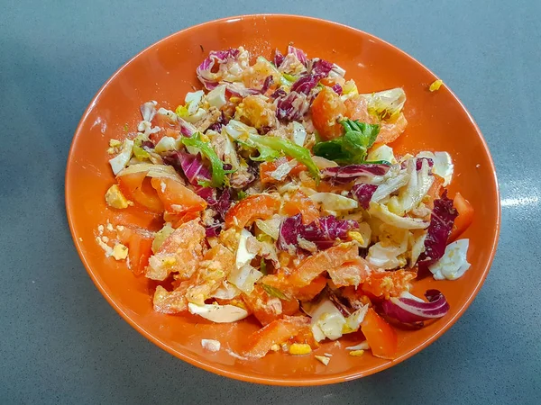 Healthy vegetable salad sardines and egg — Stock Photo, Image