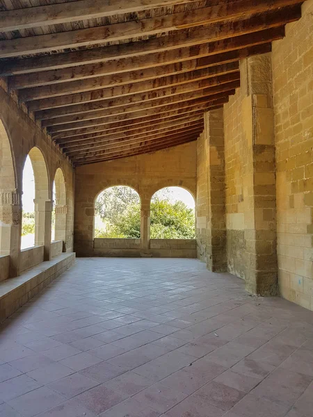 Kuzey İspanya eski kilisede arcade — Stok fotoğraf