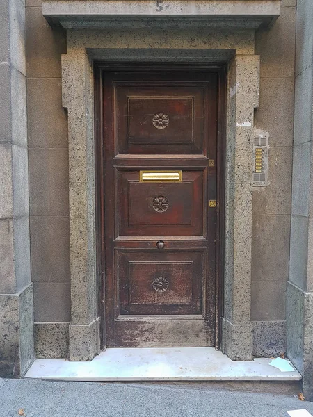 Зовнішні дерев'яні двері будинку — стокове фото
