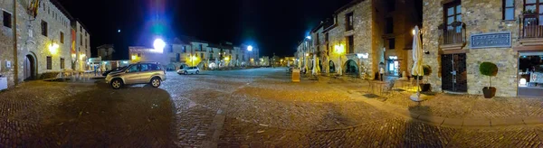 Ainsa 10. September 2017: Plaza Mayor in der Nacht des Touristenzuges — Stockfoto