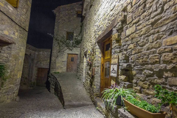 Ainsa mittelalterliches Dorf der Pyrenäen mit schönem Steinhaus — Stockfoto