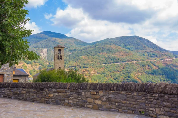 Ordesa doğal park Pyrenees, Hue içinde küçük köyde — Stok fotoğraf