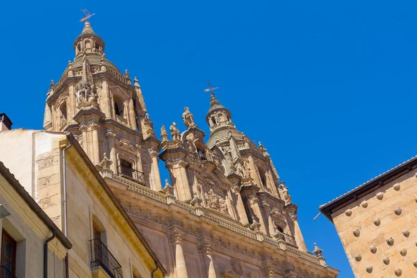 Chiesa edificio cattolico tipico del nord della Spagna — Foto Stock