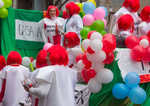 MADRID, ESPAÑA - 10 de febrero: Fiestas de carnaval con grupos o — Foto de Stock