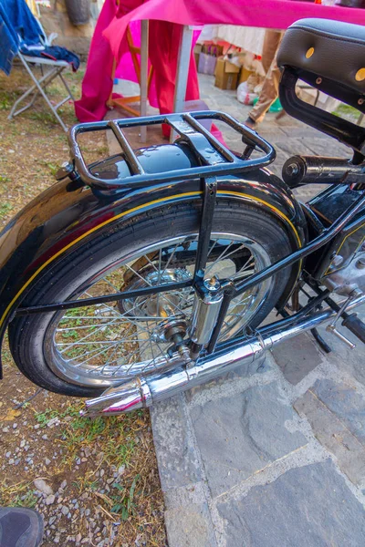 Dettagli della ruota posteriore di una vecchia moto — Foto Stock