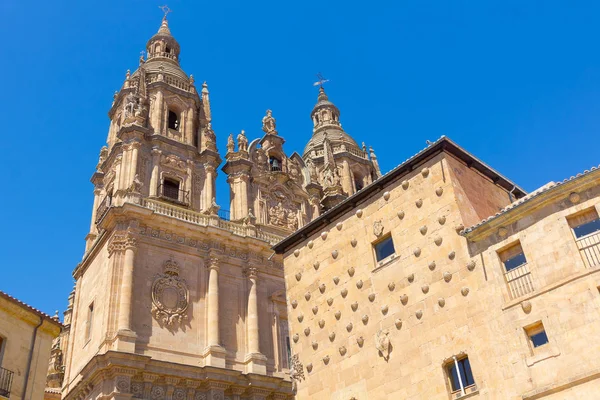 Edificio de la iglesia católica típica del norte de España — Foto de Stock